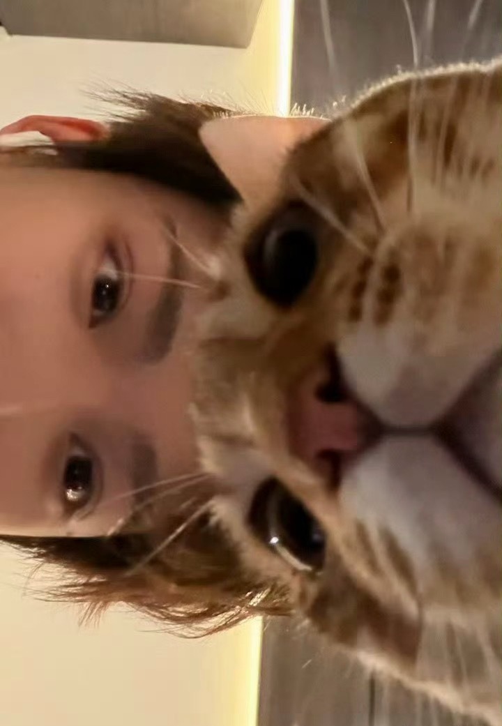 梓渝晒猫这组照片不仅让“大鱼”收获了“虎皮卷”“重型卡车”等趣味昵称，更让大家看