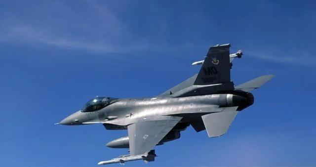 台湾当局突然宣布，1月15日，台湾地区空军宣布：在海委会、海巡署、空勤总队及三军