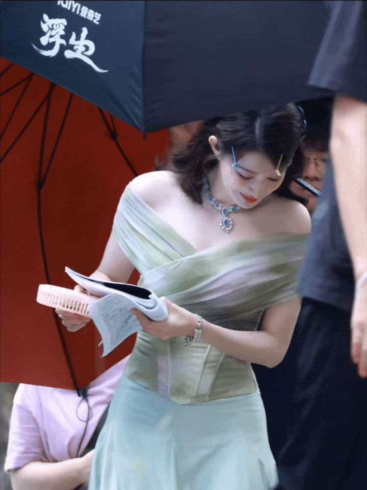 工作人员那么大的伞终究没能挡住王楚然的绝世美貌！