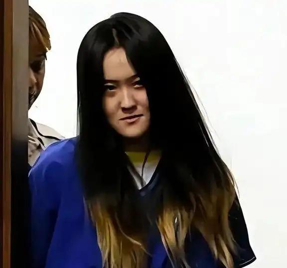 2015年，一名赴美留学生翟芸瑶被控用烟头烫同学、扇人耳光。她在法庭上曾嚣张地喊