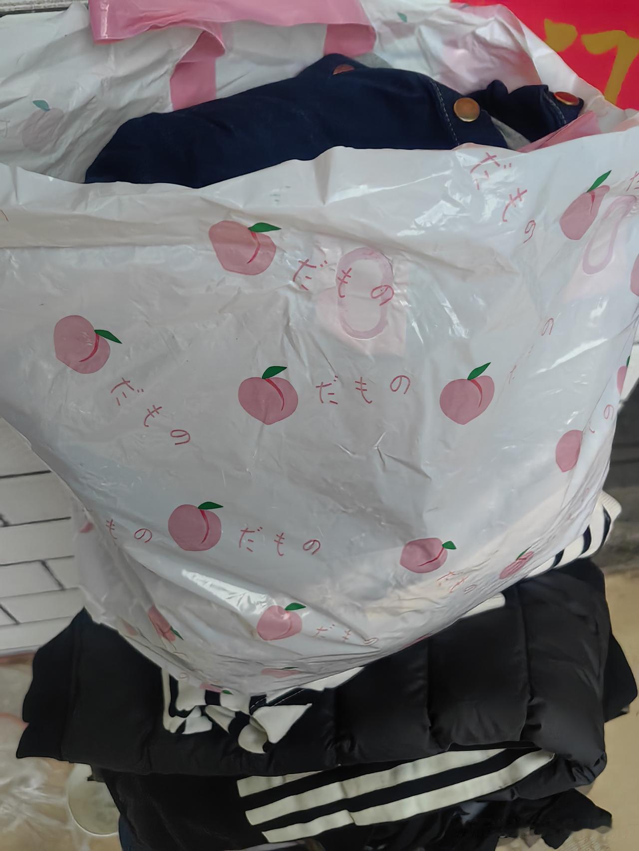 这是今天收到的包裹，也不知道是哪位好心人寄的，谢谢这位好心人，还有很多帮助过我的