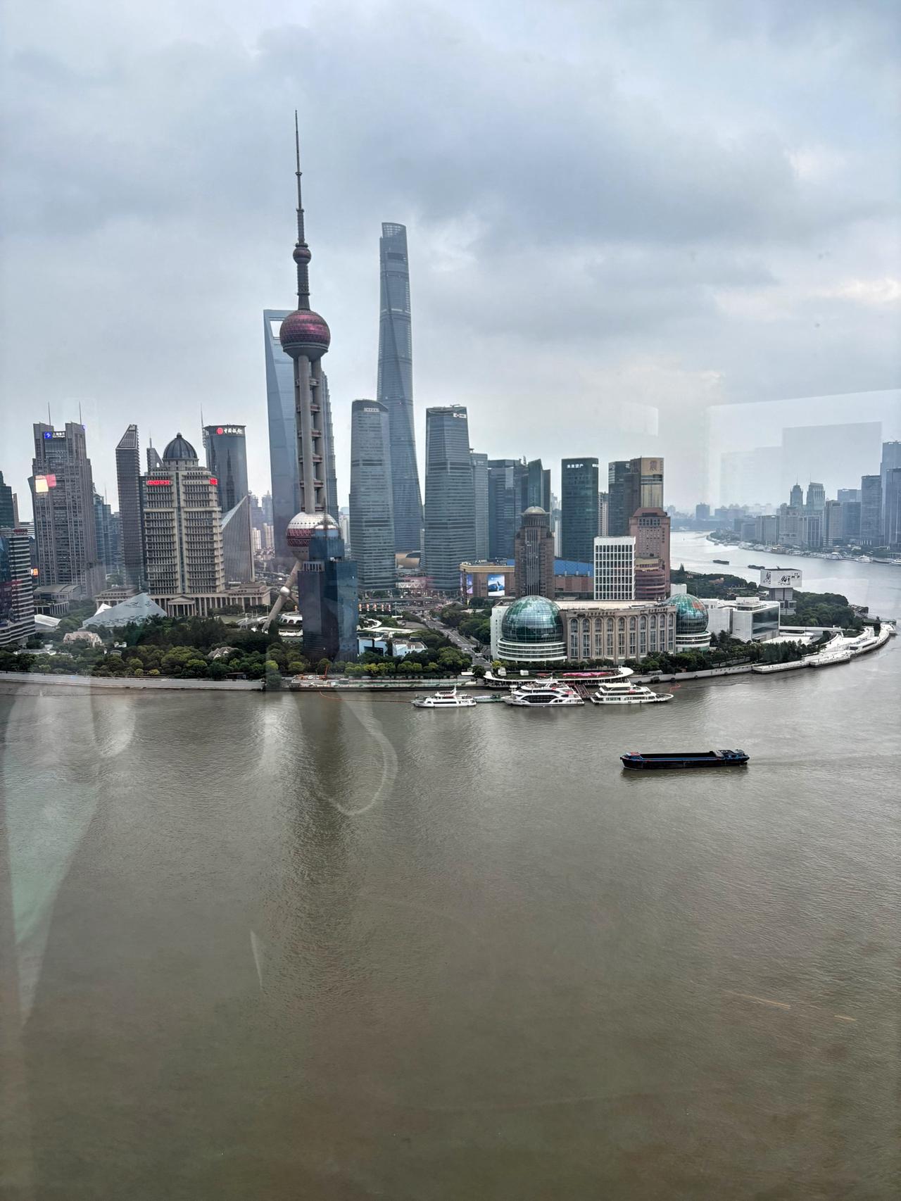 赞-上海外滩

 文/熏墨
浦江晨绽万重华，十里繁花映碧沙；
万国楼台悬雾中，星