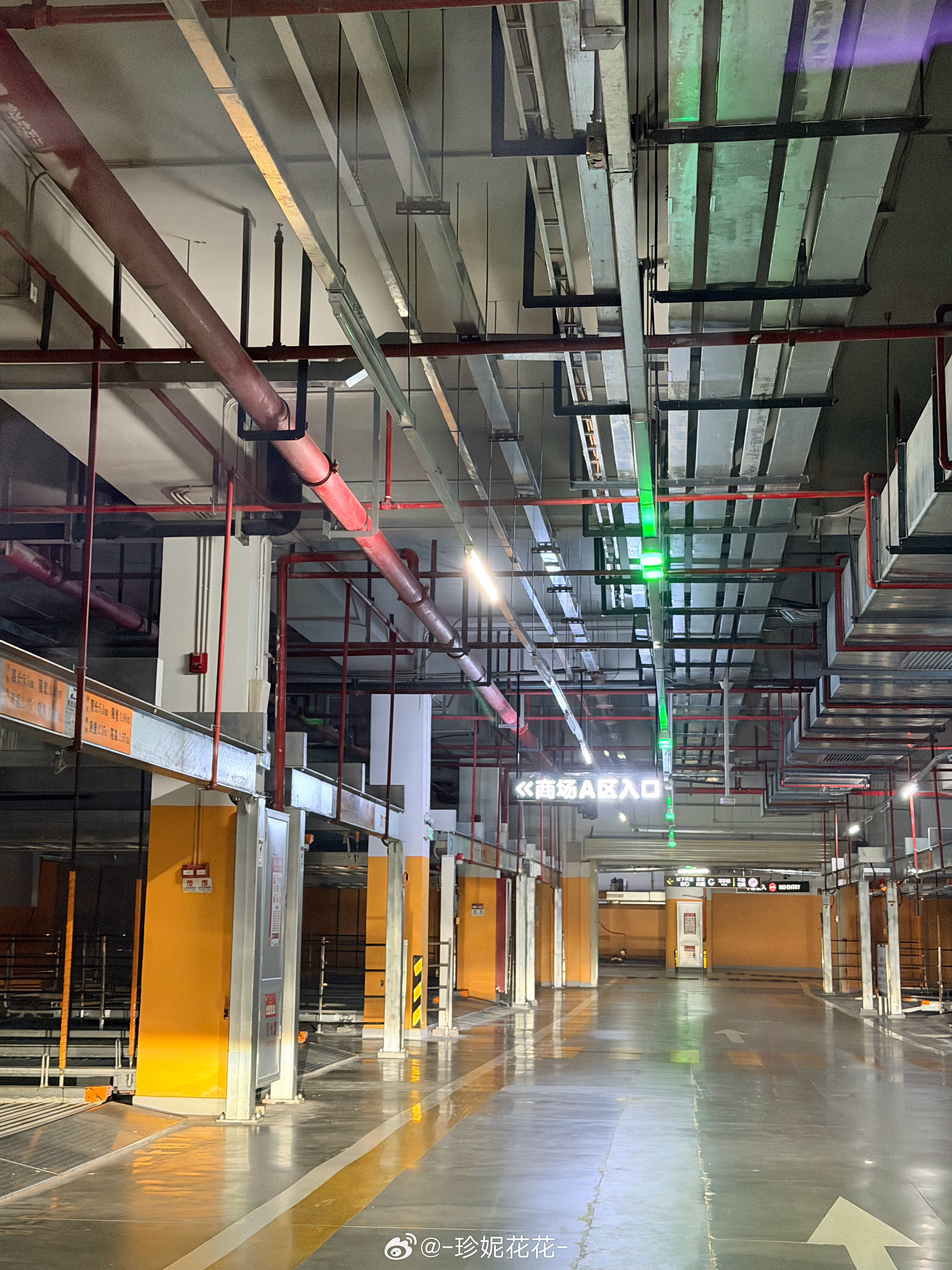 今天借了一台别克至境L7！带它去试了一下机械停车位，你别说，还真是停得又快又好！