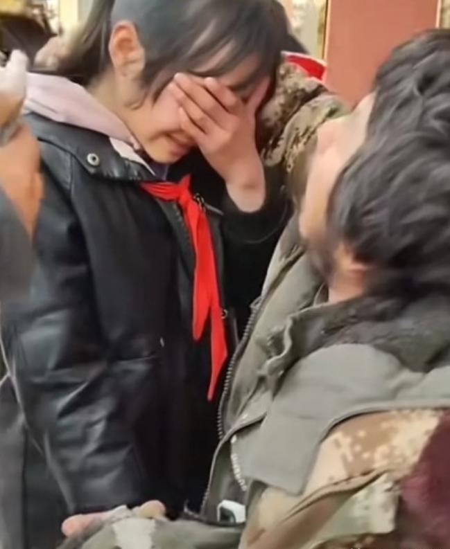 2023年宁夏一贫困女孩，听说资助她上学的恩人，要来学校了，高兴的跑去迎接，谁料