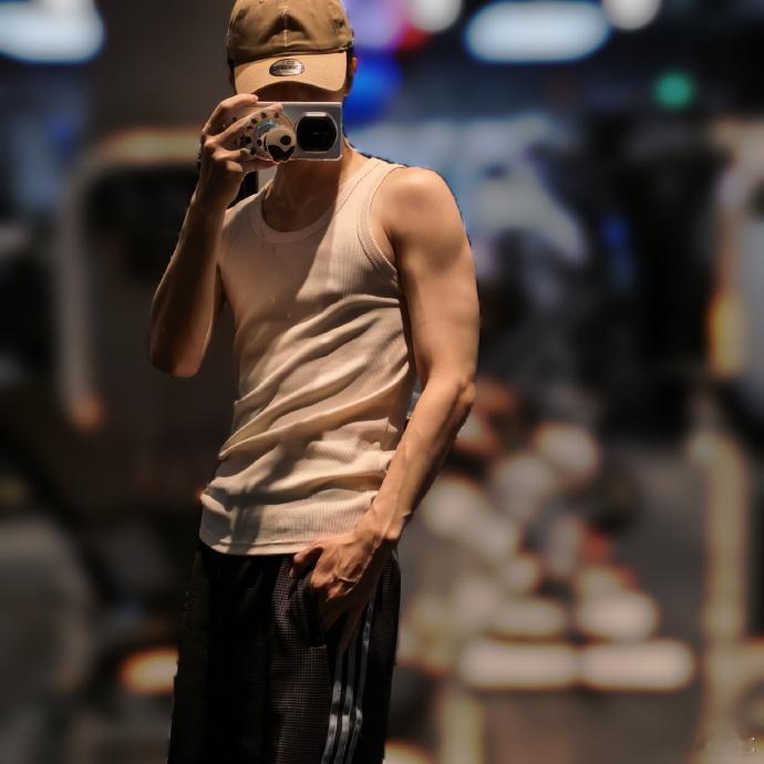 朱正廷背心肌肉线条朱正廷健身房对镜碎片来袭，简约背心衬出轮廓流畅的手臂线条。棒球