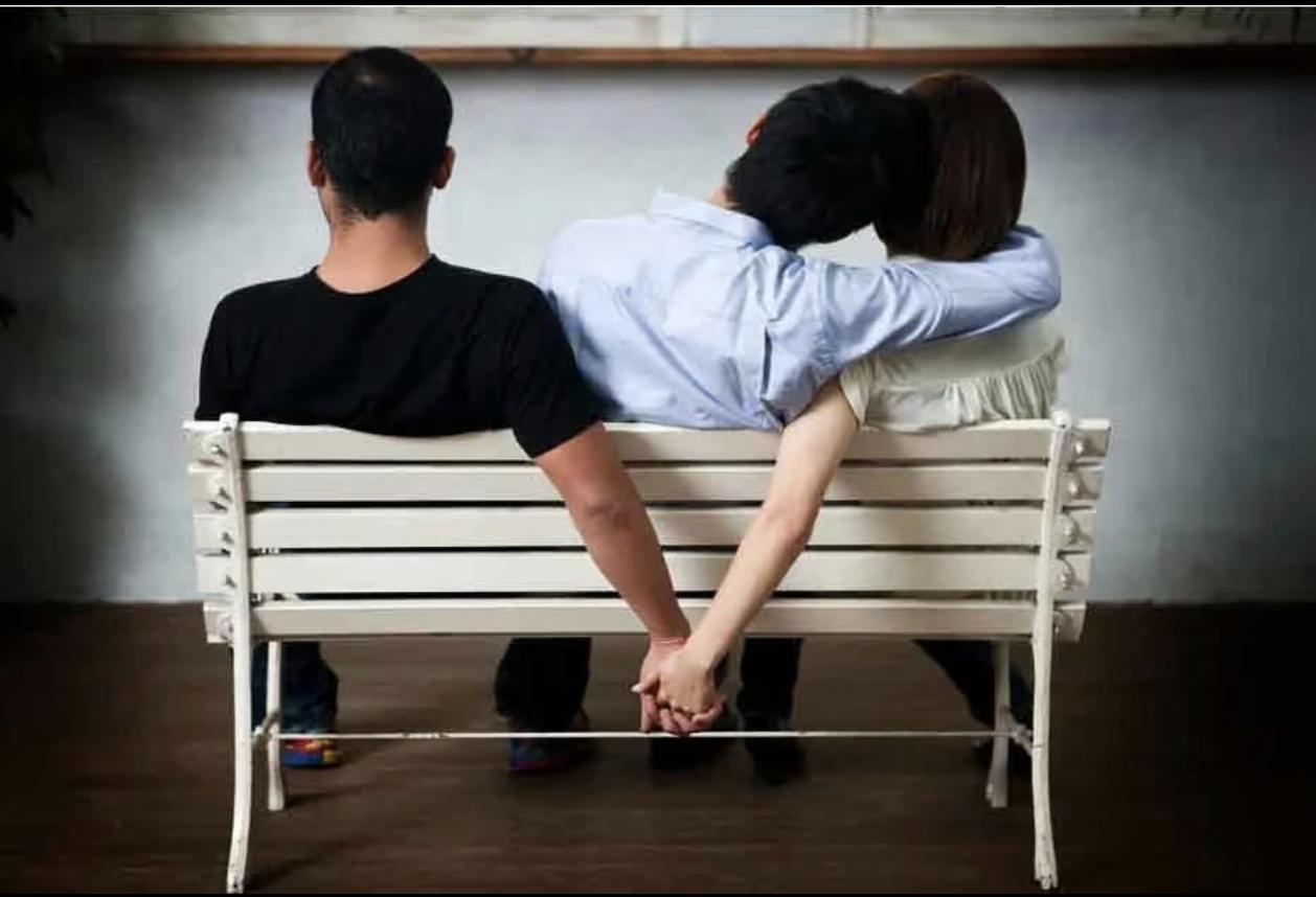 我发现一个挺怪的现象，
现在的中年人，
不管是男的还是女的，好像对出轨这件事已经