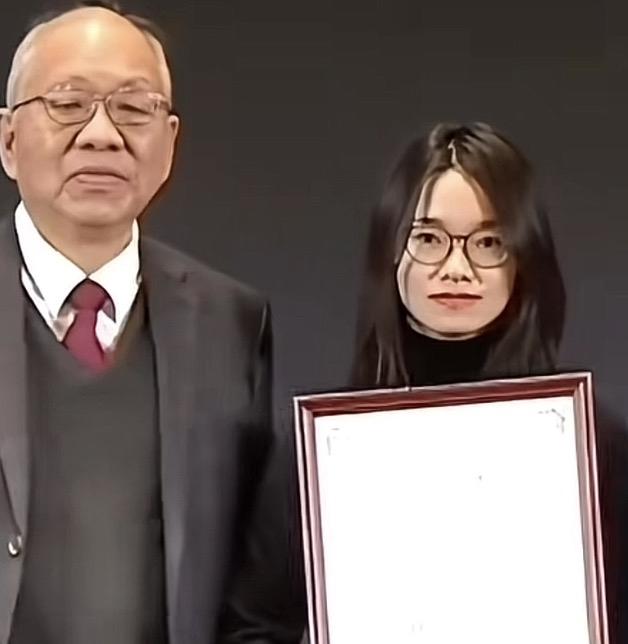“颁奖时刻：荣誉证书颁发仪式”🏆📚