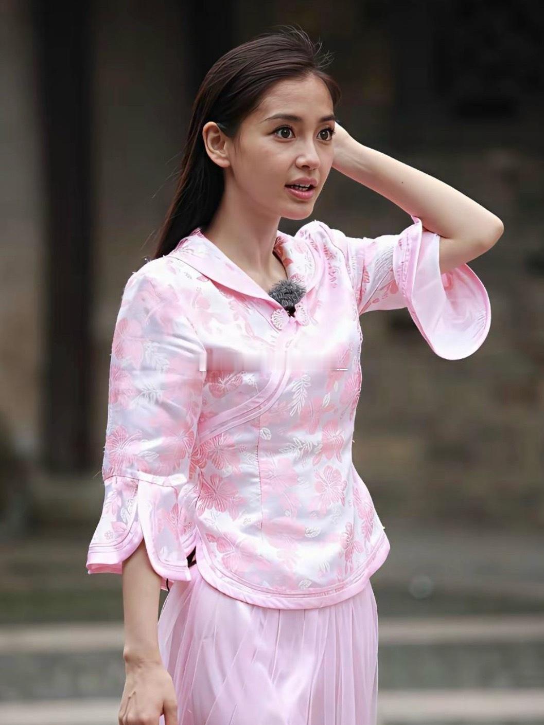 angelababy的素颜不算白，但是五官真的太漂亮了，特别真实 