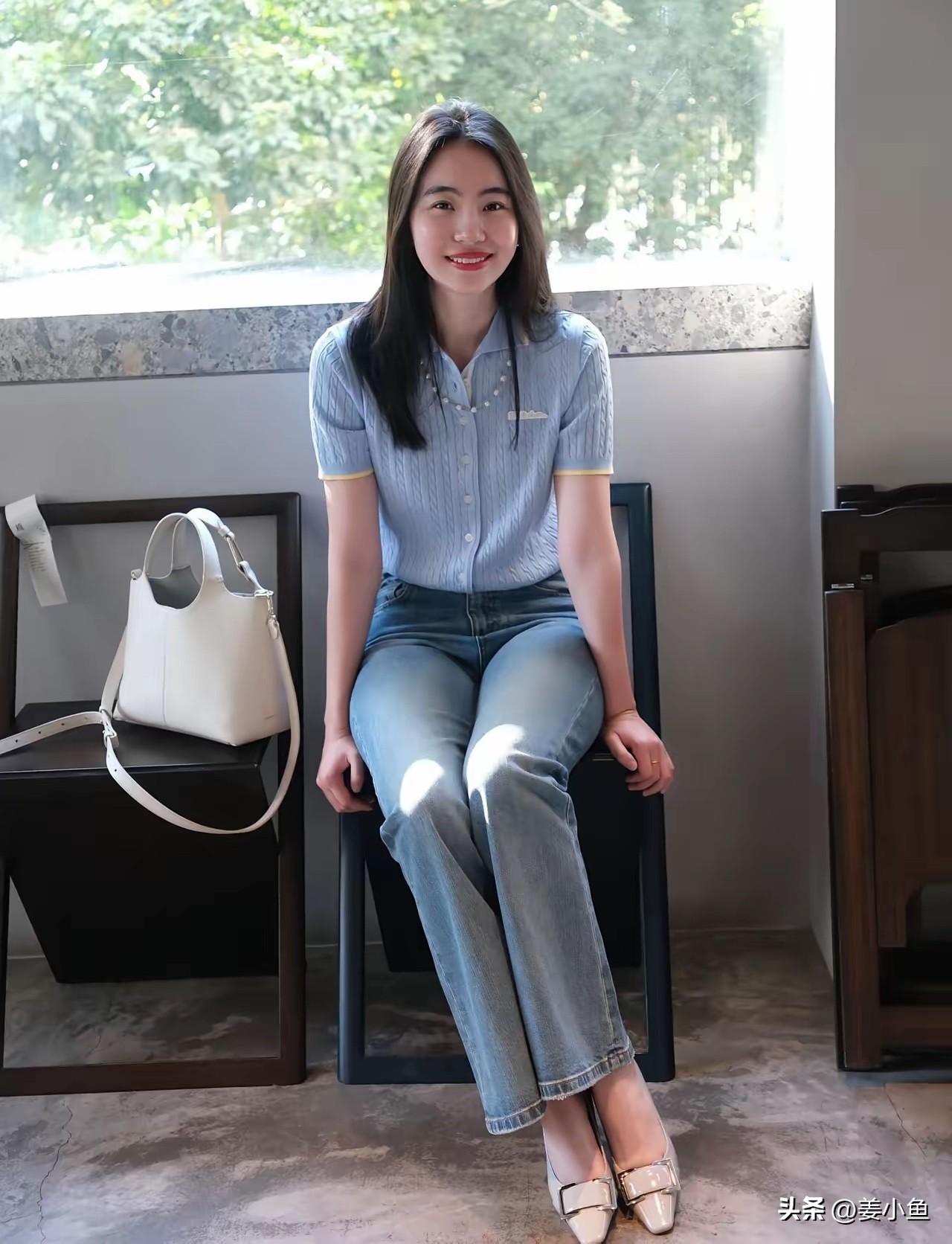 幸福是清晨睁眼，身旁爱人轻鼾，窗外阳光正好；是下班回家，家人围坐，饭菜香气弥漫；