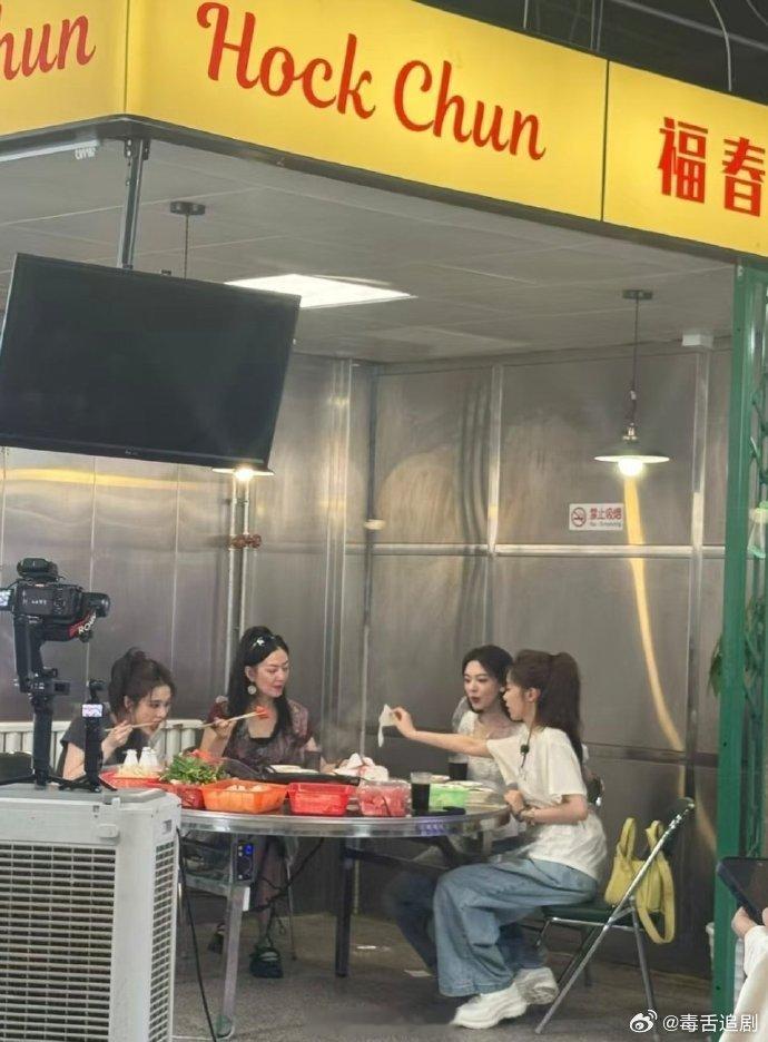 陈瑶张月张慧雯聚餐  陈瑶张月张慧雯吃火锅 热气腾腾火锅配老友！陈瑶张月张慧雯私