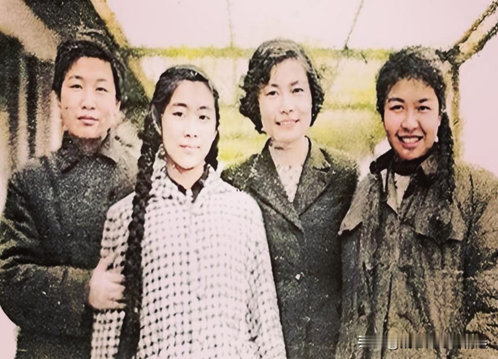 上世纪六十年代，四个姑娘在深圳罗湖桥眺望香港时，留下了这张照片。
前排那个长辫子