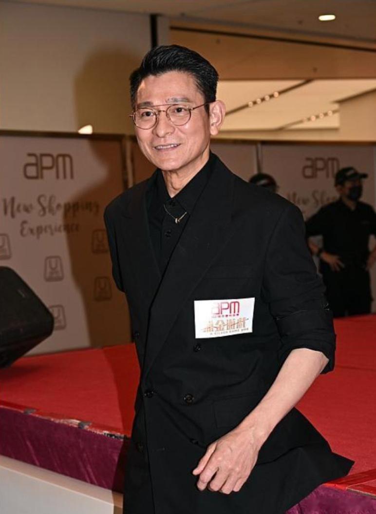 刘德华不介意被王晶谈感情生活 6日，刘德华出席《猎金·游戏》香港首映礼，回应在节