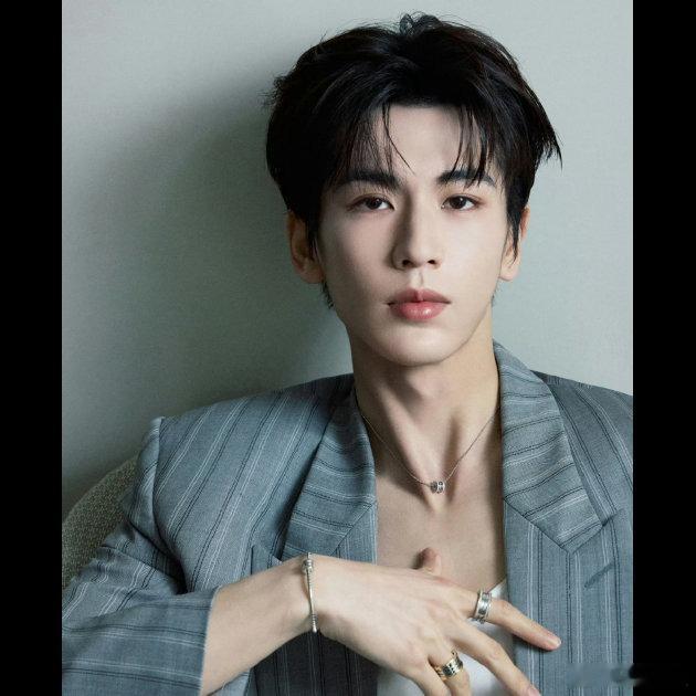 张凌赫想尝试拍电影 🔥 很久之前的采访有问过张凌赫想拍什么类型的电影，社会需求