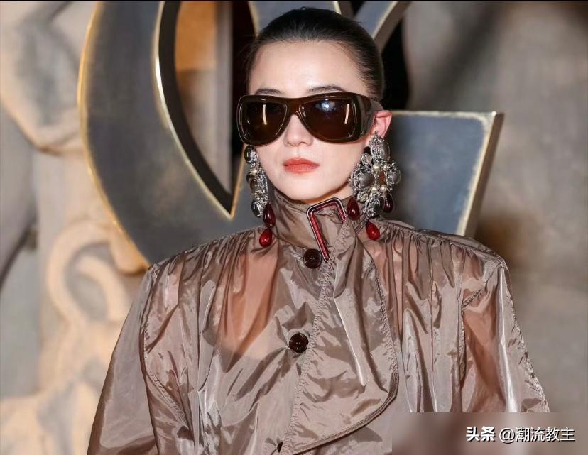 二封金鸡影后，网上吵翻了天。
有人说她赢在“台词好”，有人说咏梅才该拿。甚至翻