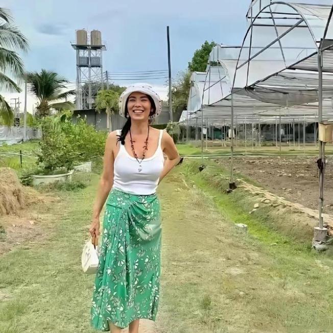 为什么会有女明星选择定居东南亚呢？
这是韦唯在泰国的照片，60多岁的人看着居然有