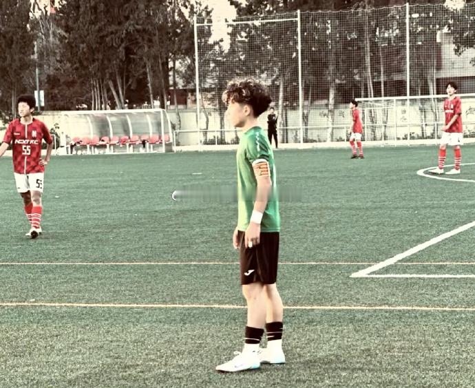 14岁中国球员姚奕仰跳级代表科尔内利亚基金会U16A队出战，帮助球队2-0击败安