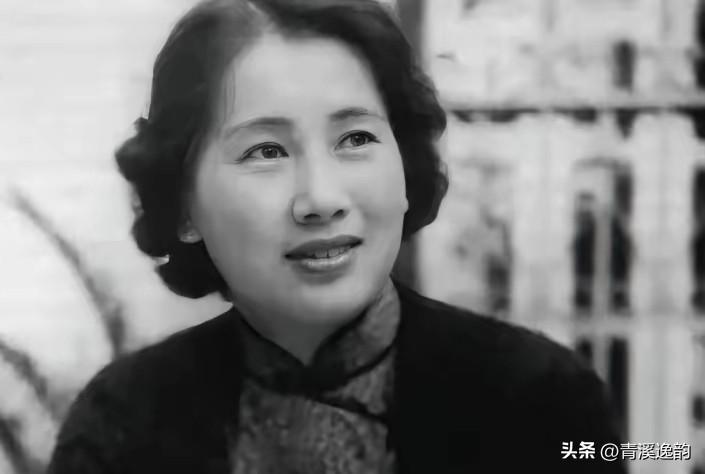 1912年，叶挺被迫娶了童养媳黄春，新婚夜，他被父亲警告：“给我好好圆房，给叶家