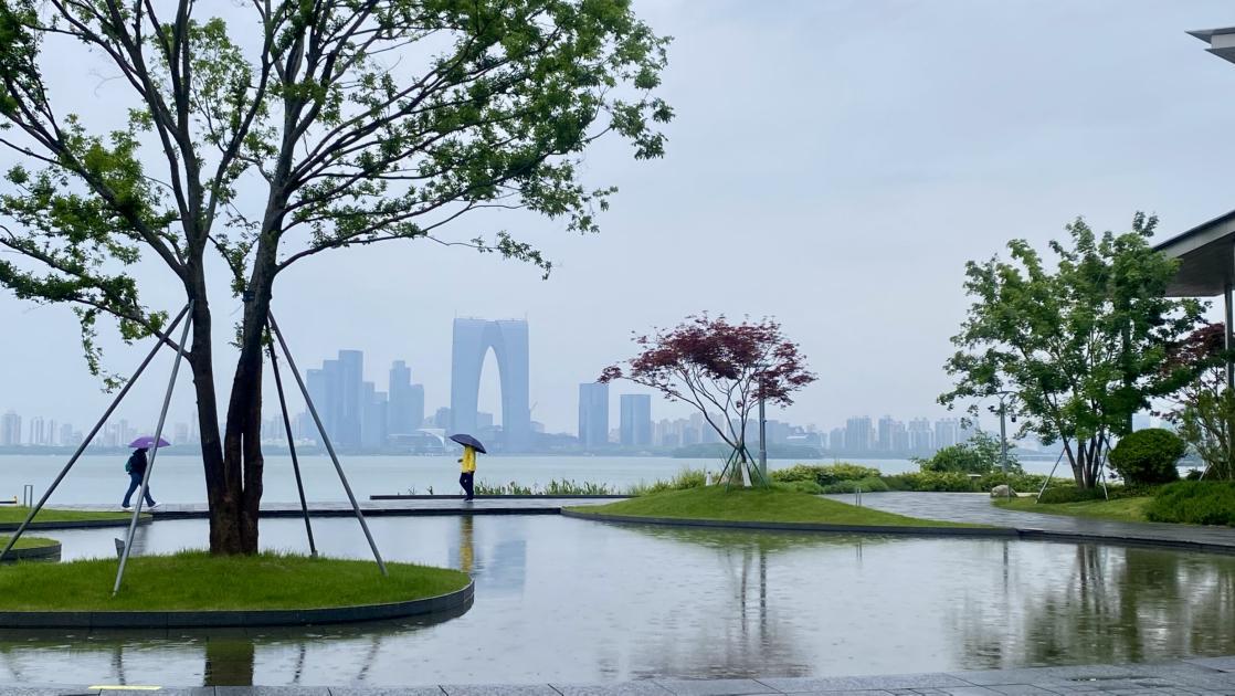 下雨天，我最喜欢在当代美术馆巨无霸翘沿下奔跑🏃
带定位晒今日生活
我的今日状态