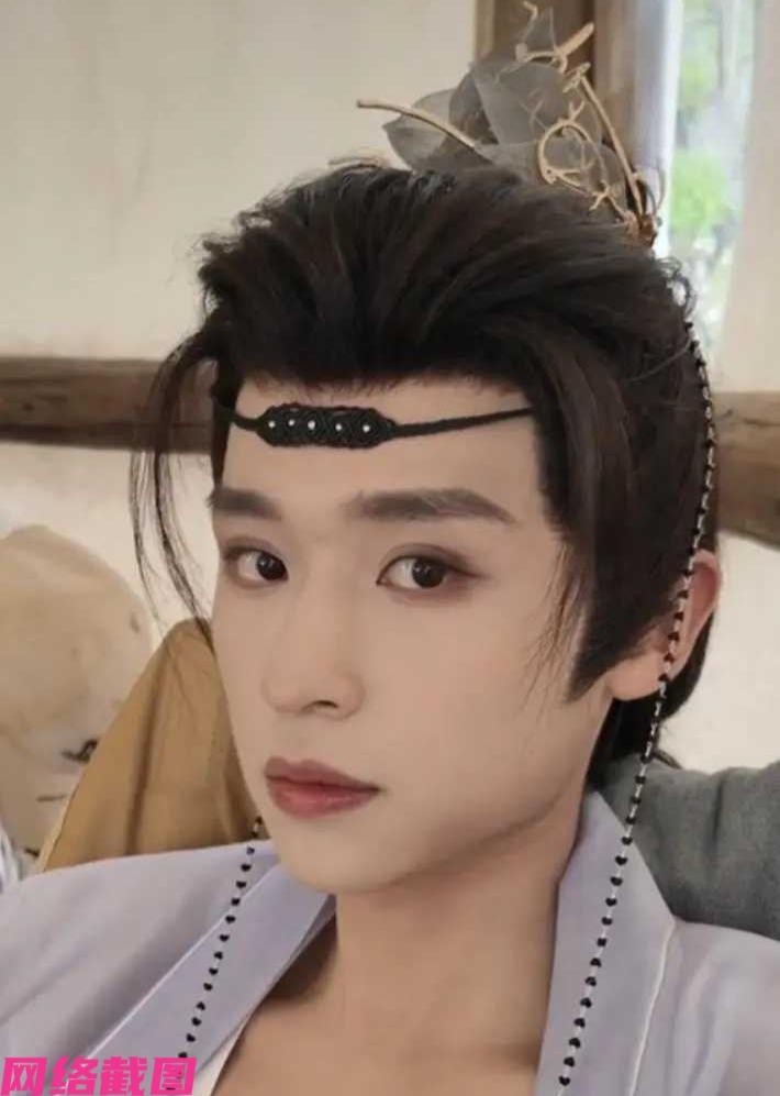 安徽有零零后小伙，眼里诠释自己的生活方式，如今看他在横店拍制短剧，心有感触希望自