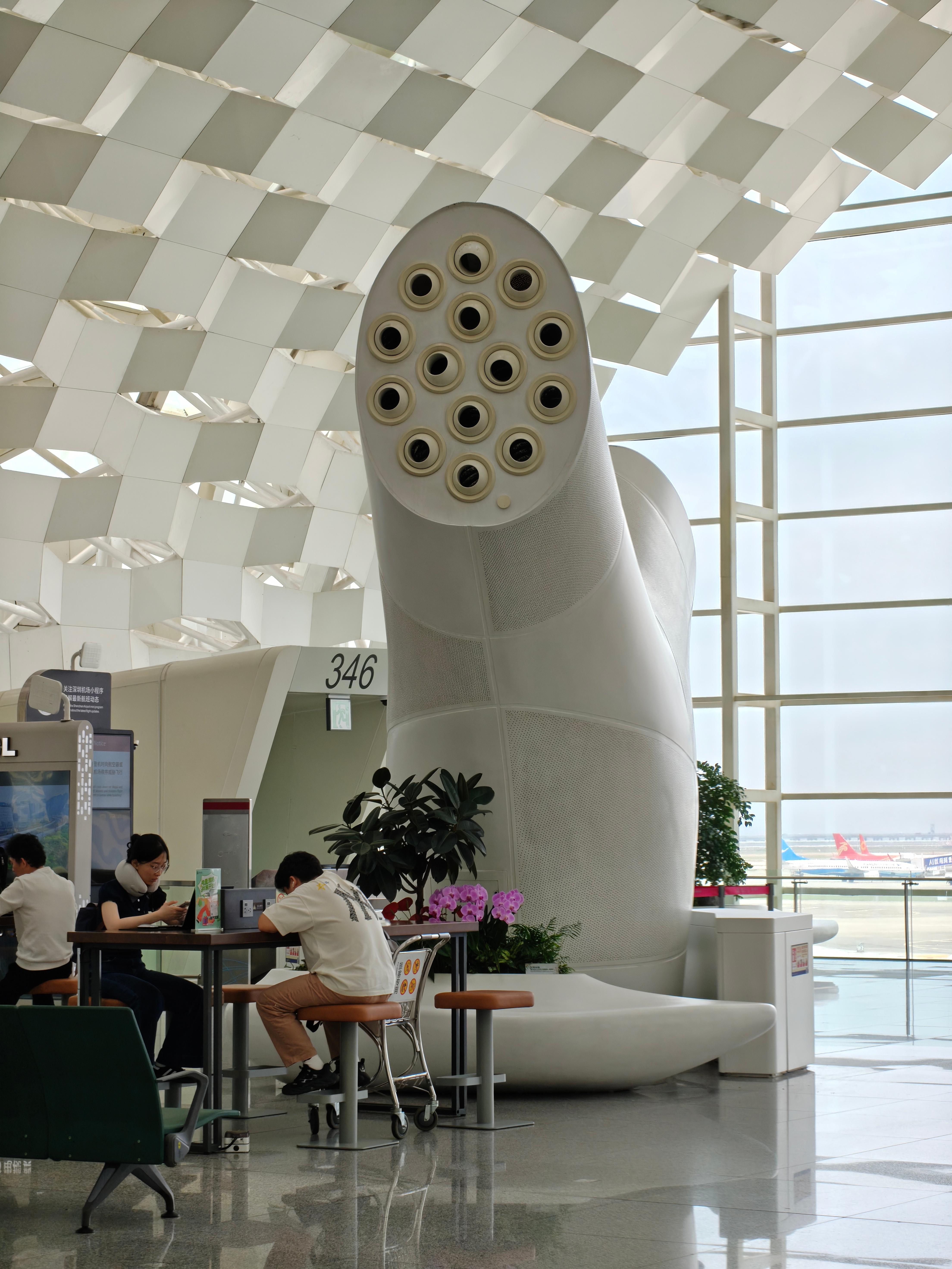 虽然你们都说深圳机场里的莲蓬头很丑，但是这空调真的很像自然风的风扇