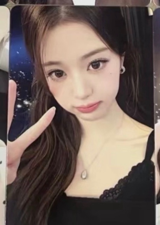 最近这女孩自拍风格咋往呆萌蠢萌方向去了 (ᐡ o̴̶̷̤  o̴̶̷̤ ᐡ) 