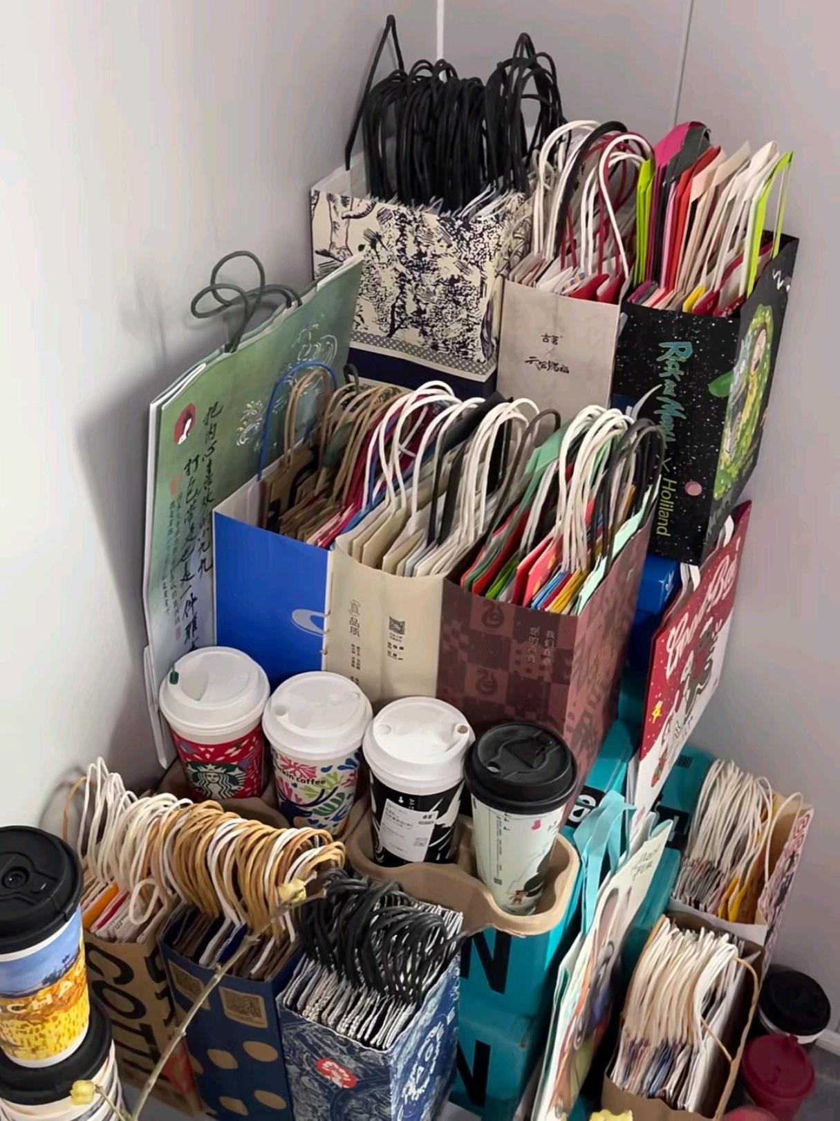 一代人有一代人的破烂，有没有同样喜欢收藏各种奶茶的联名纸袋和杯套的