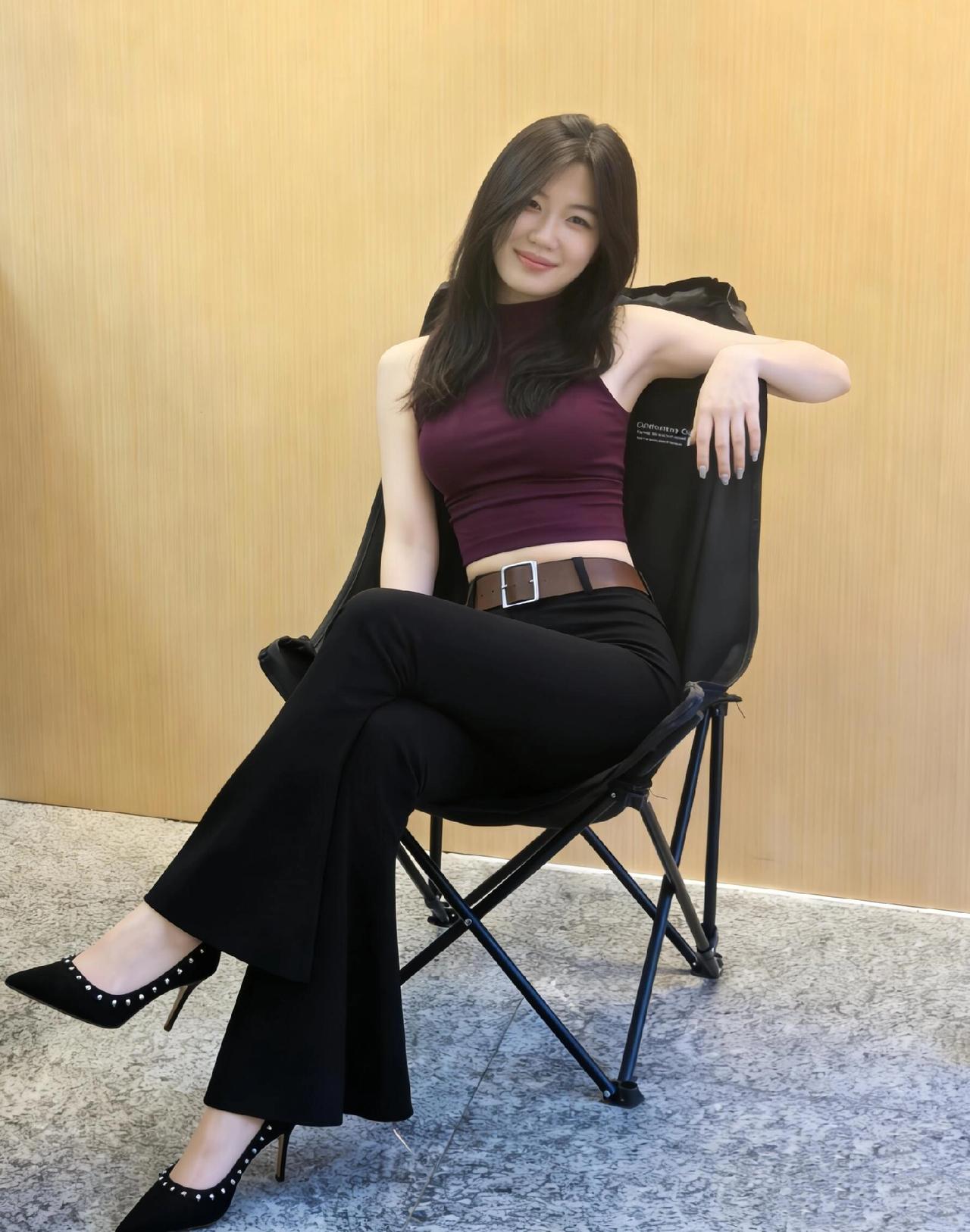 优雅气质穿搭，黑色高腰裤搭配酒红色上衣，尽显时尚魅力！