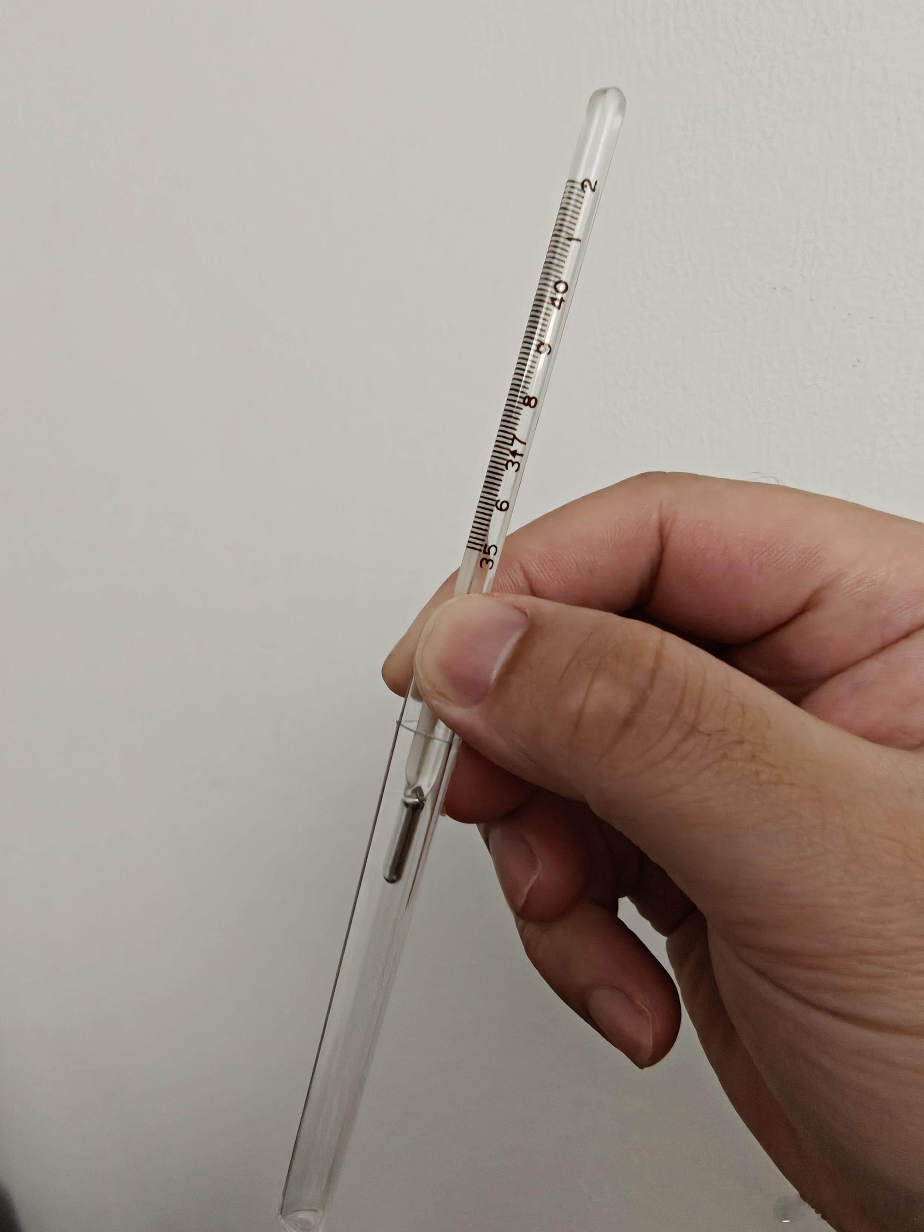 我家的是水银体温计，DDDD，水银体温计测体温是最准确的，从建国到今年已经76年