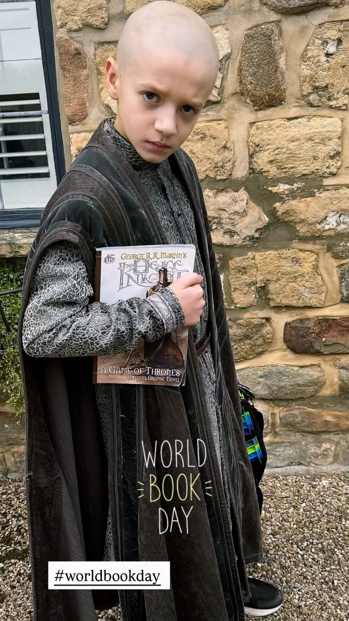 可爱哟~~七王国的骑士伊戈Dexter Sol Ansell秀自己在世界读书日（