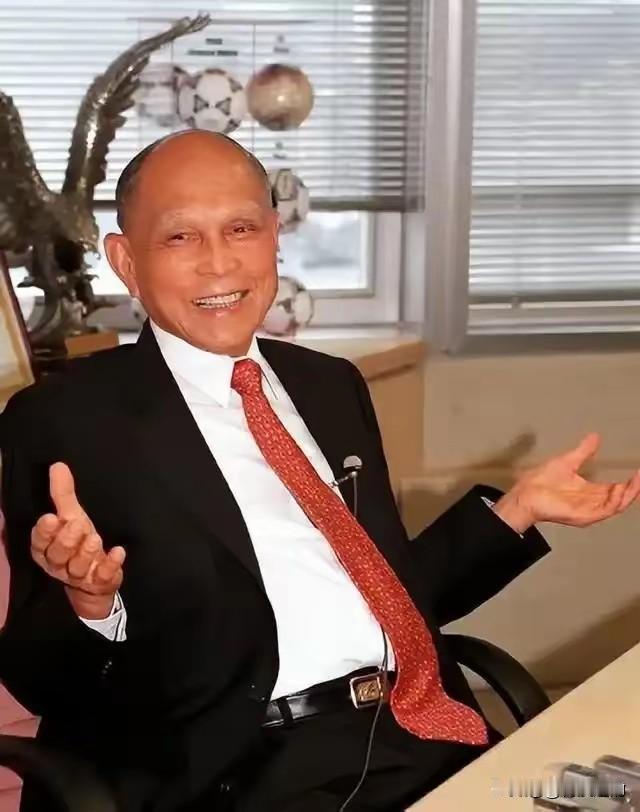 1950年，霍英东送给志愿军的货物被海盗劫持，他自己也被海盗用枪顶头，霍英东的呼