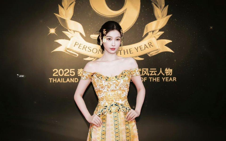 我是觉得中国明星去国外参加活动，不应该迎合别人（这里很明显把自己往泰味方面搞） 