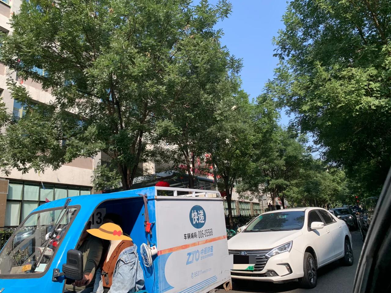 北京安定医院门前堵成一团，不来不知道，就诊需求这么多，我以为是因为这家医院著名来