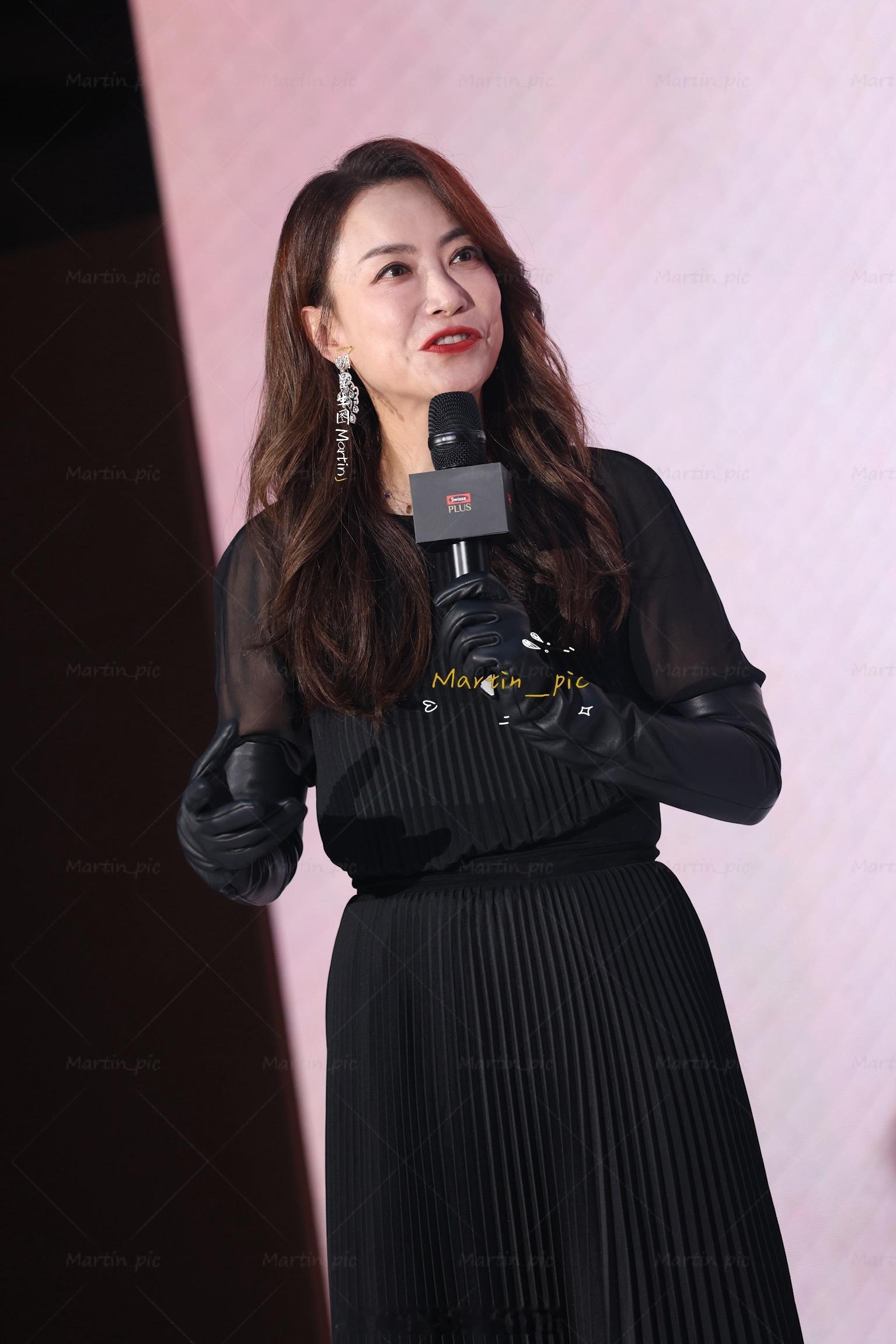 霍汶希[超话] 霍汶希斯维诗活动生图黑色长裙，姐姐状态真的太好了吧[好爱哦]霍汶