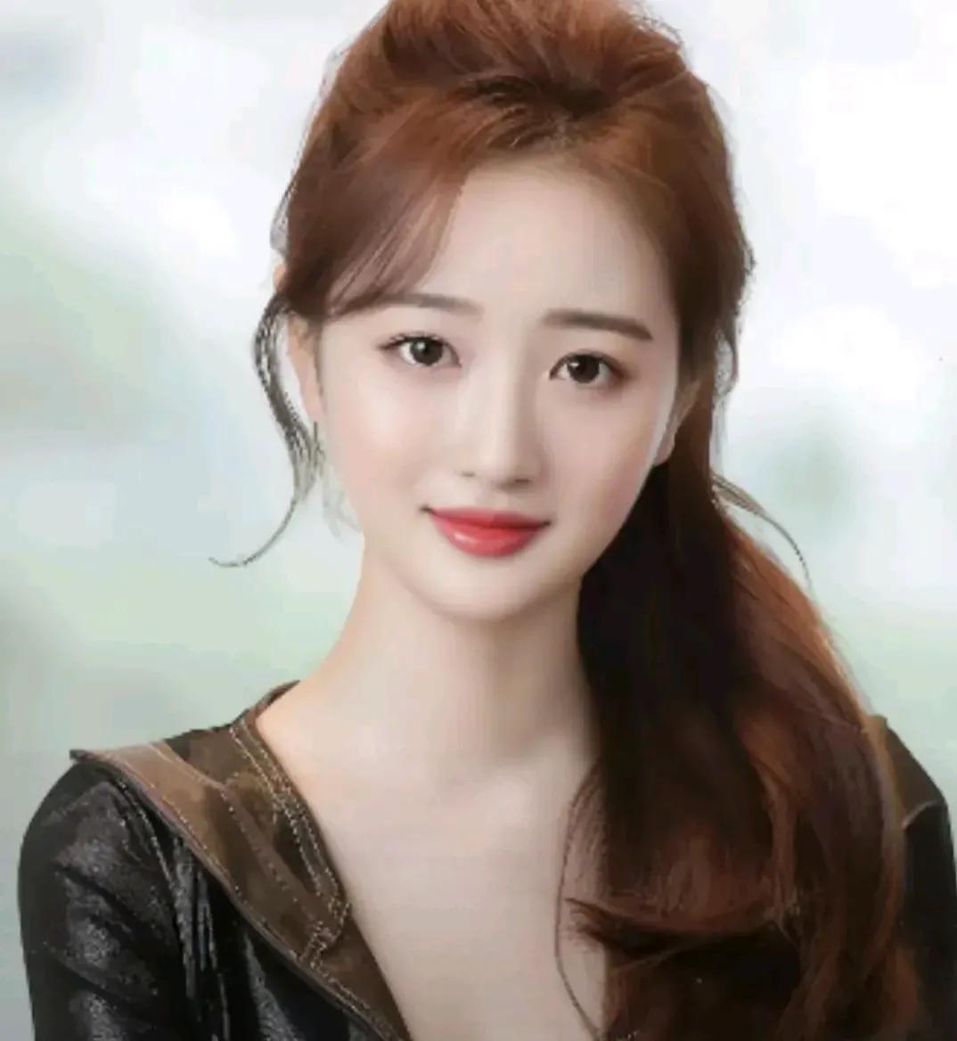在那个国泰民安的时代，小云就像是一幅古典画卷中走出的美女，温婉知性，让人一眼万年