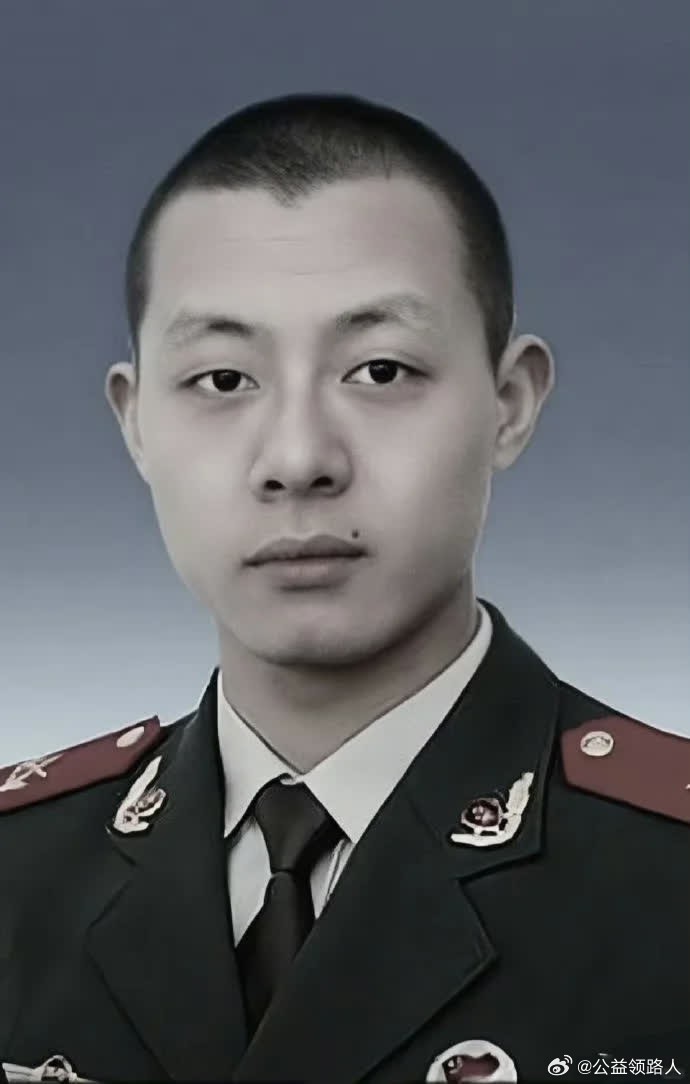 消防英雄张尘宇，在成功解救被洪水围困的司机后，临时堤道突然垮塌溃口。生死关头，为