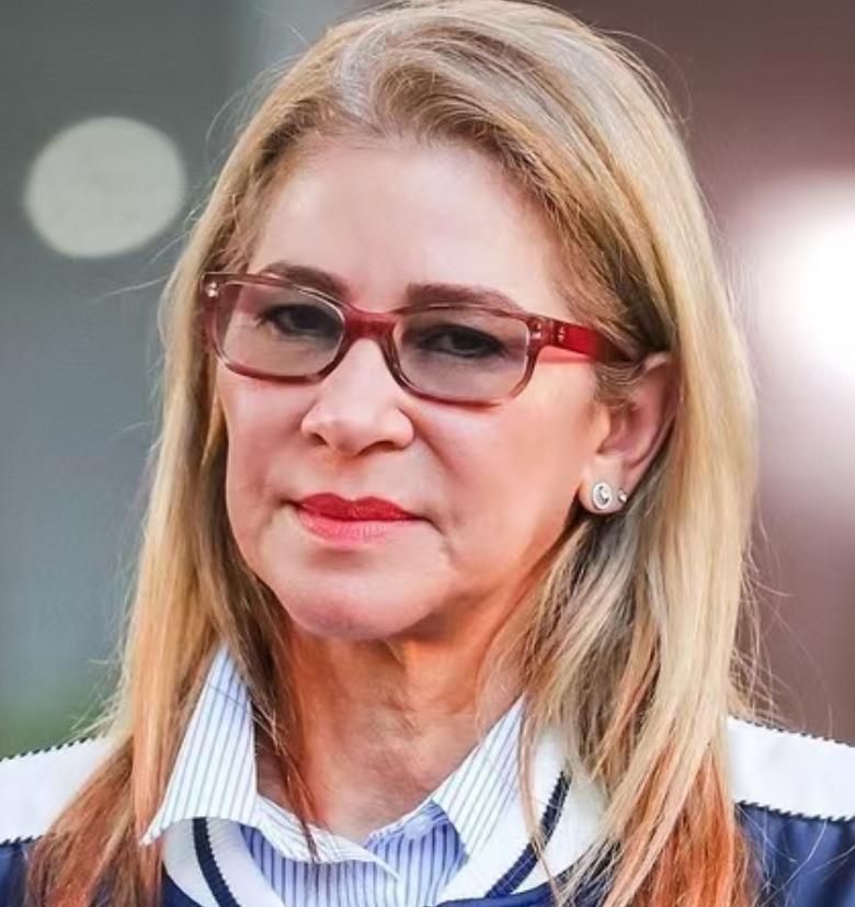 原来这位跟老公在被窝被抓走的女人也不简单！
要知道她比马杜罗大九岁，能让总统都认