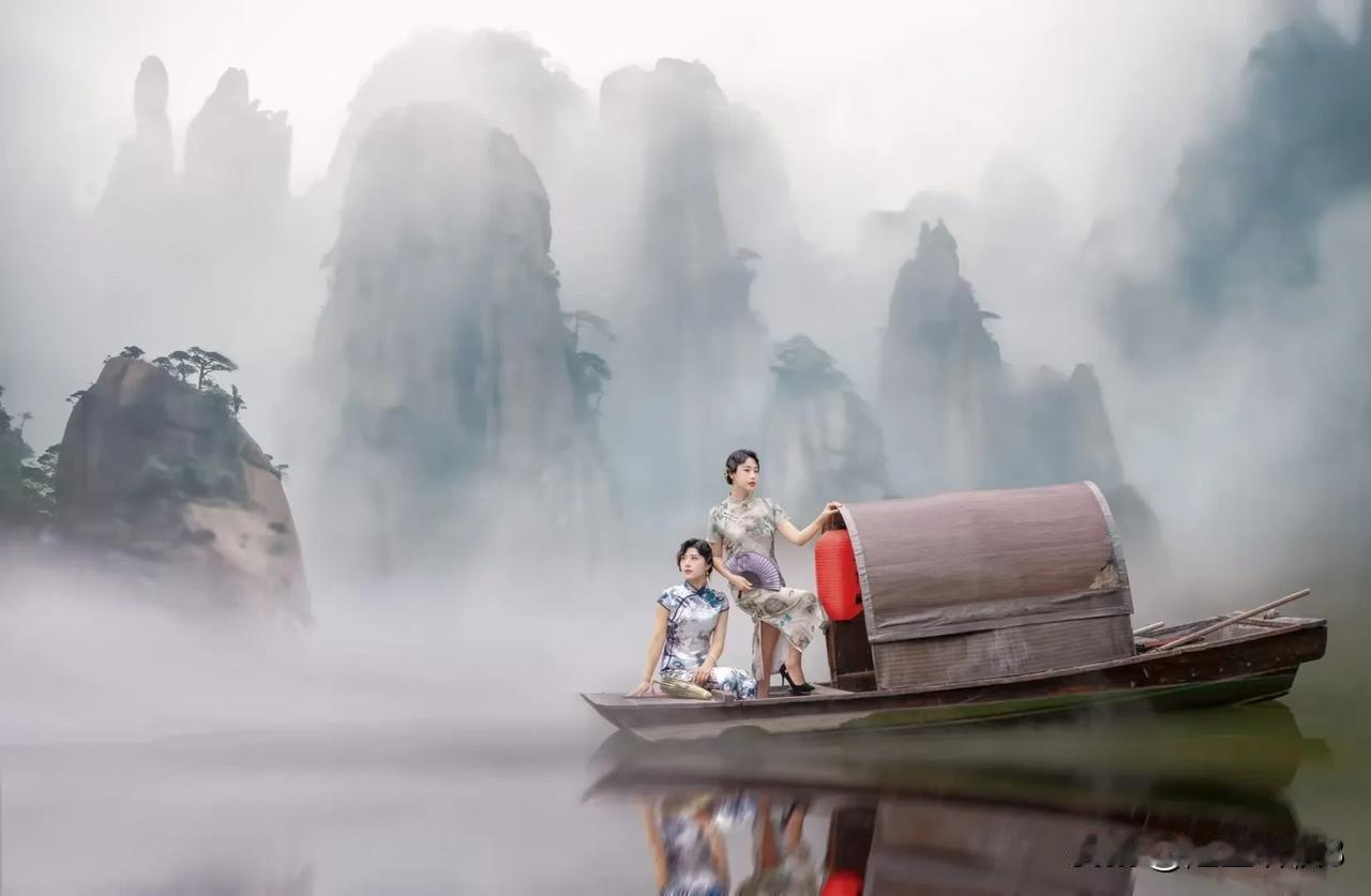 《一叶扁舟：江南幽梦与远途诗章》（原创首发）陋室听秋/文
 
大雁的翼梢，
割破