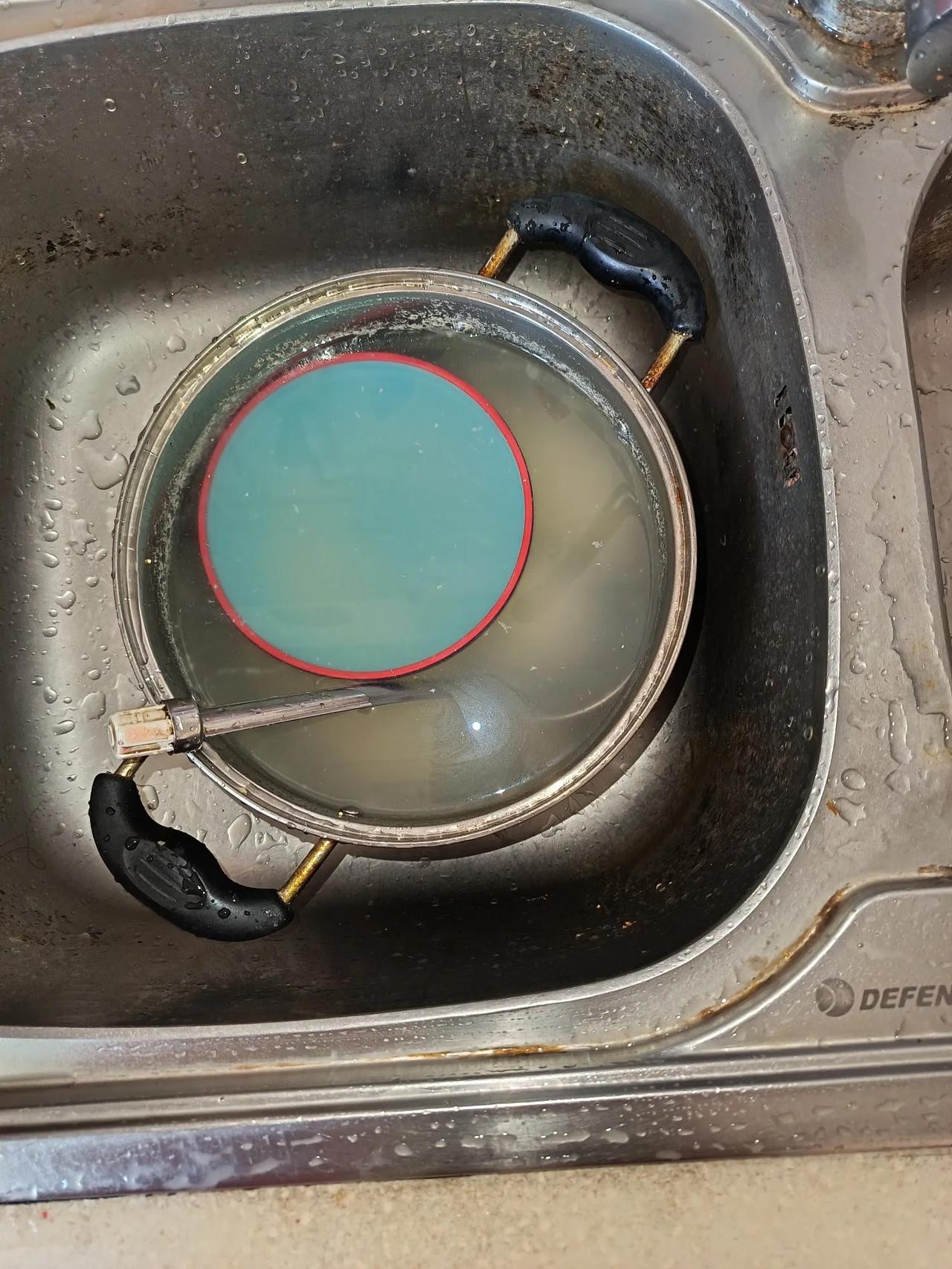 今天我上班走的早，他走的晚。

我中午下班回家一看，锅和碗都在洗碗池里泡着，没有
