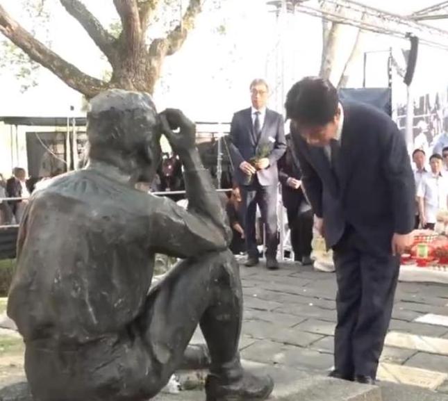 无数同胞心寒！5月8日，赖清德在台南公然跪拜，日本殖民者八田与一雕像，安倍晋三遗