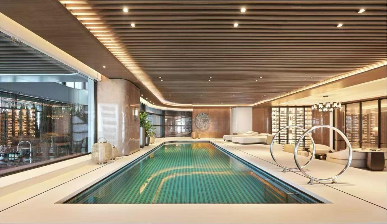 准现房
大开间客餐厅：超160㎡超大一体空间
大观景面宽：南向18米X270°无