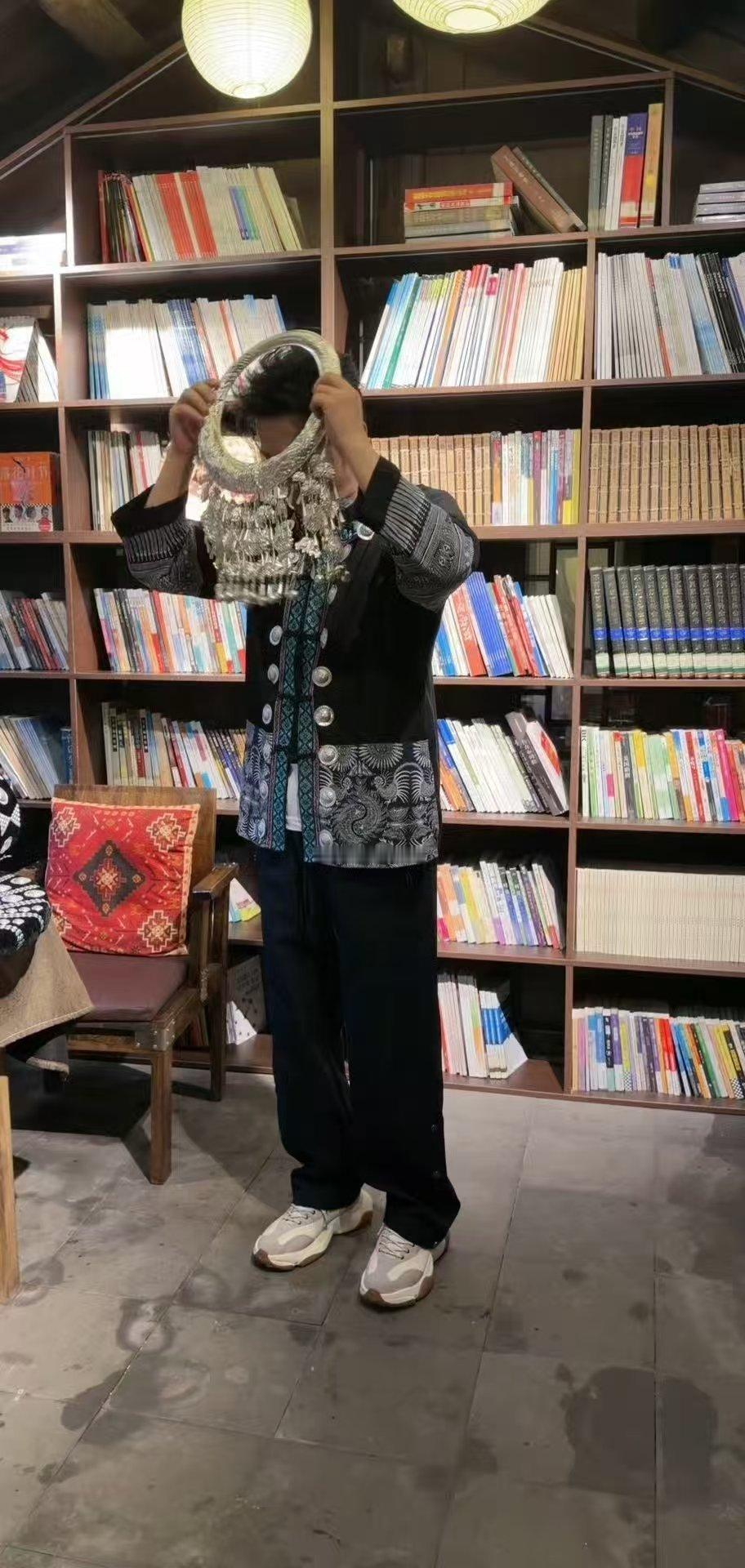 李晨龙舟季cos苗族大黑牛很难找到比李晨更适配这套苗服的人！牛角银冠呼应大黑牛称