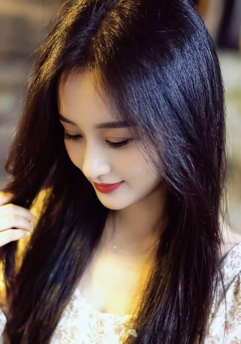 长发美女低头微笑的模样，真的能把人的心都融化。就像10年前的郭碧婷，一头长发搭配