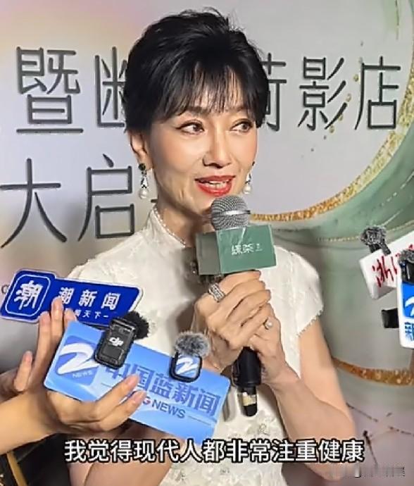 72岁赵雅芝，冲上热搜！
 
10月4号，72岁的赵雅芝，冲上热搜，她现身杭州西