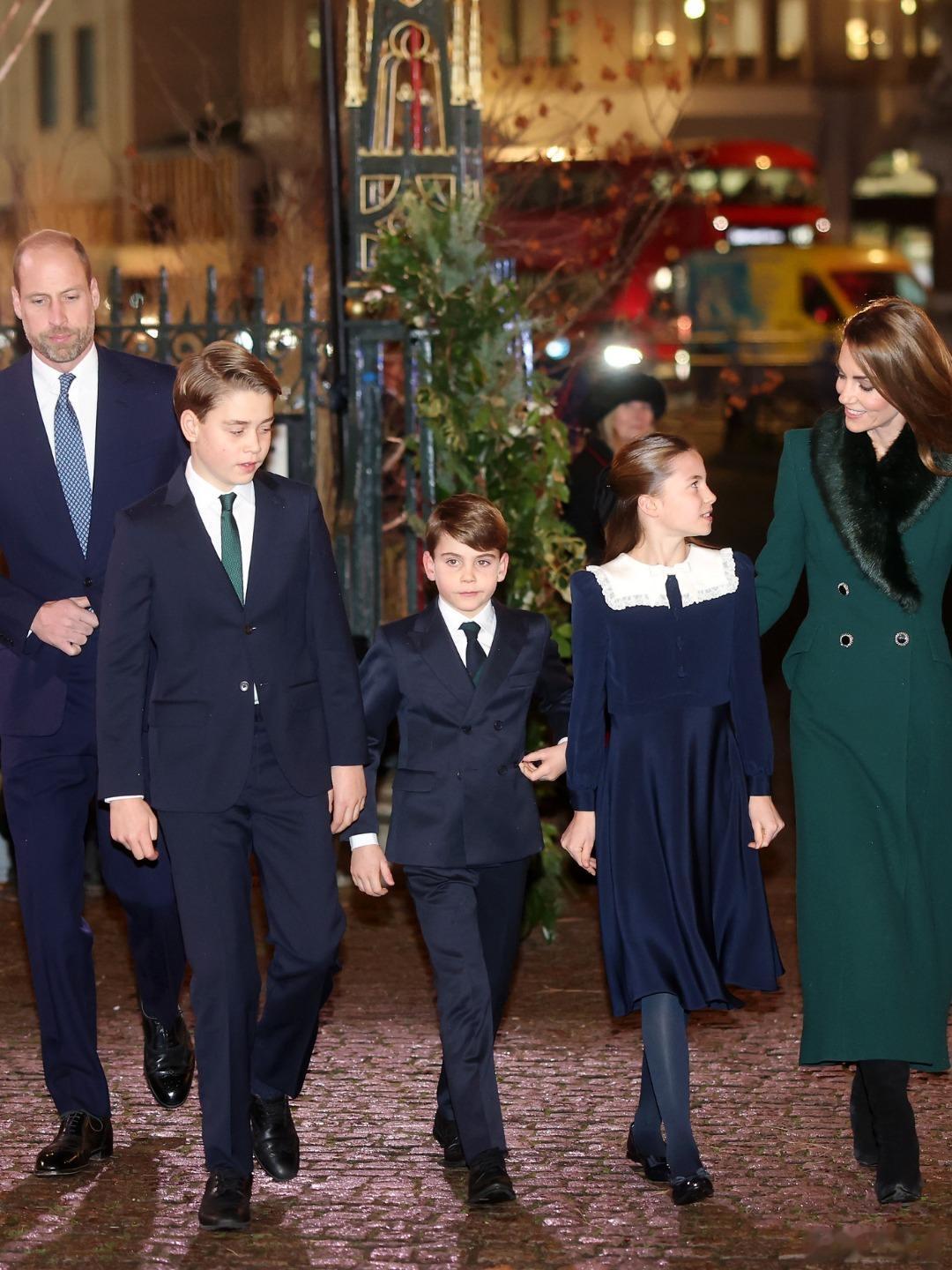 英国王室 🇬🇧12月5日，威尔士亲王一家出席在威斯敏斯特大教堂举行的圣诞颂歌