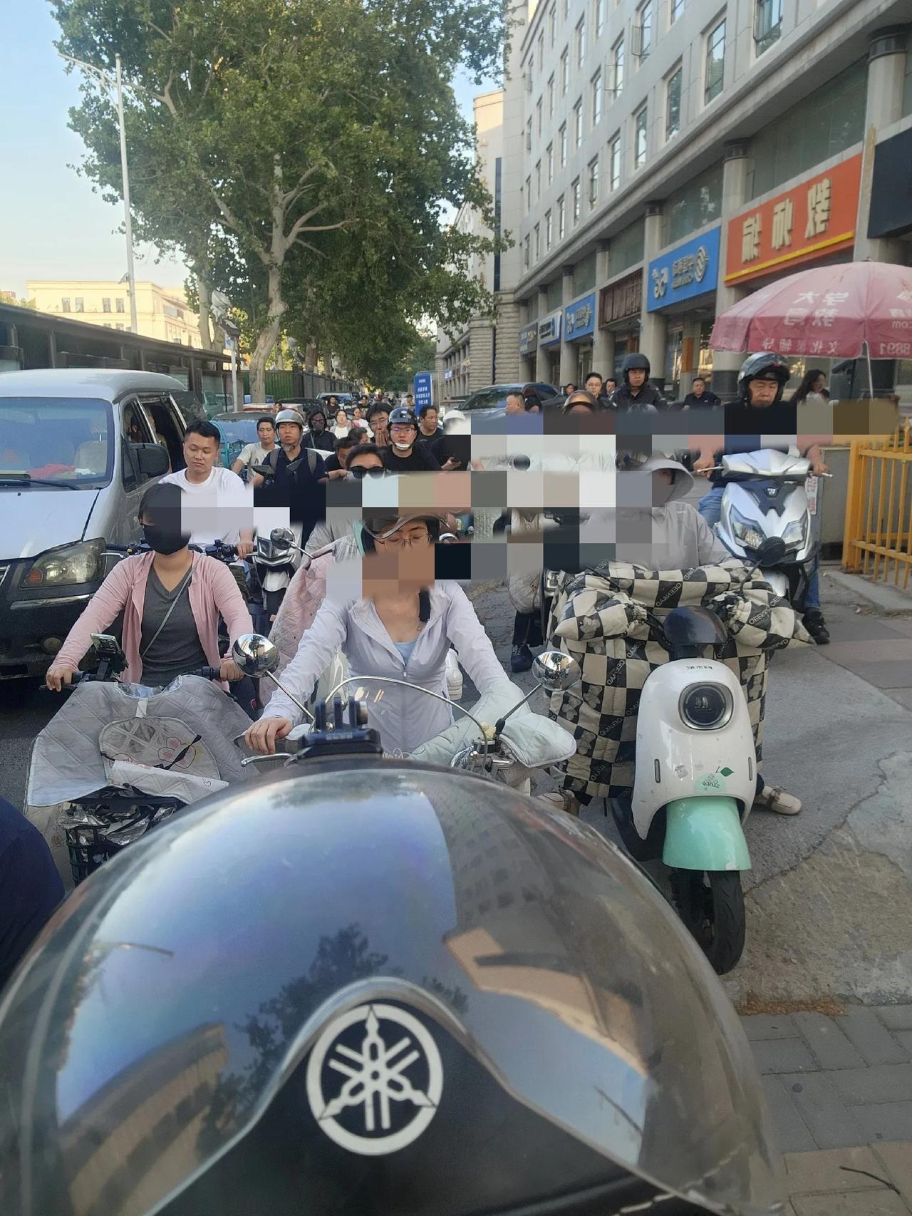 山大南路又堵了，没进去的，还是绕路吧[作揖][作揖][作揖]