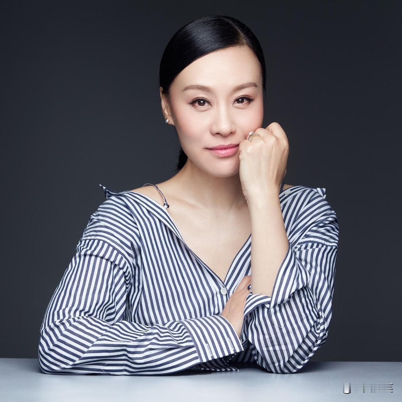 邬君梅，1966年出生，上海人，祖籍浙江奉化，美籍华裔女演员。
1982年，刚上