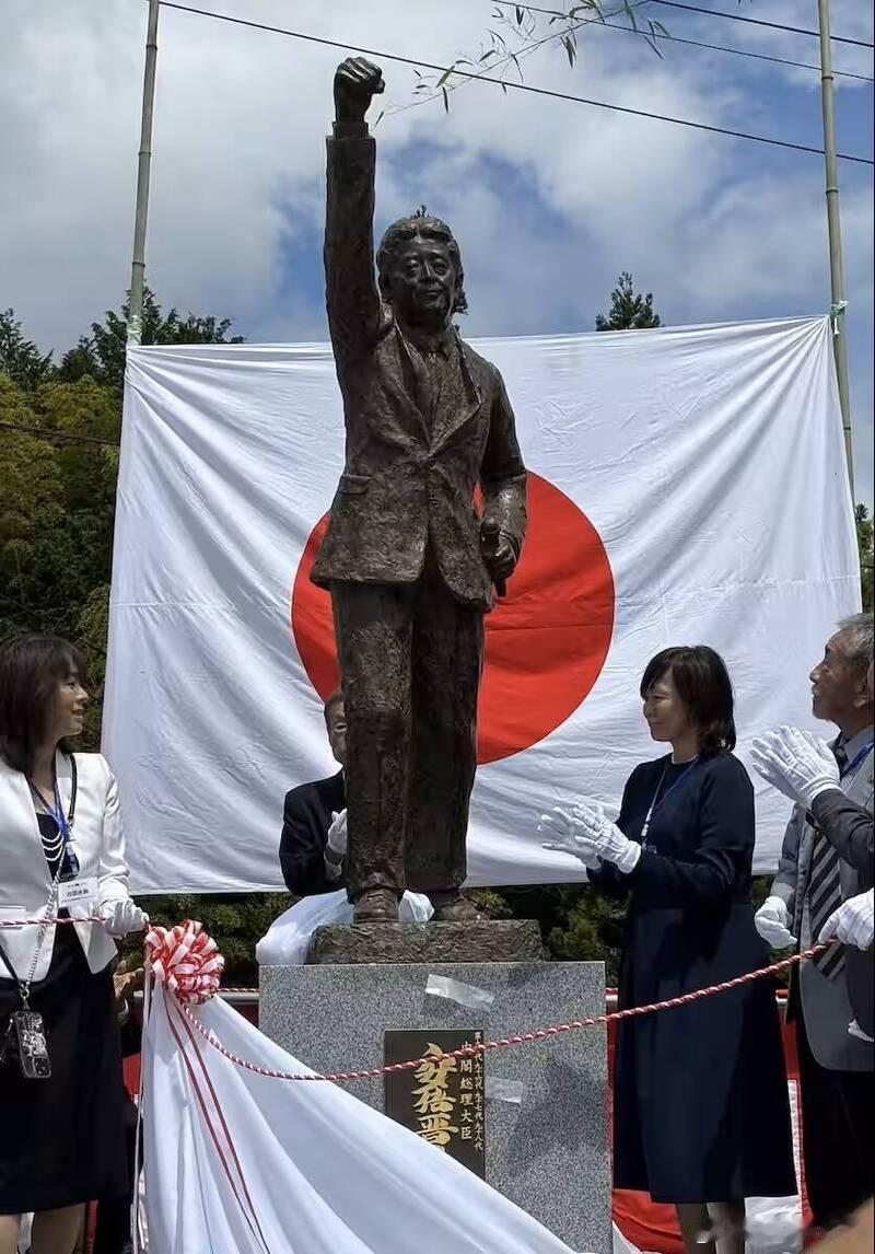 日本首座安倍晋三铜像在长野揭幕 昭惠夫人出席仪式海外新鲜事 日本首座纪念前首相安