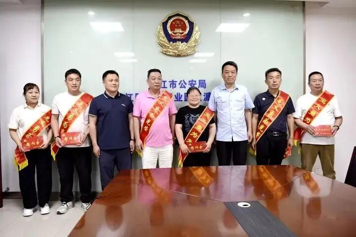 救人是本能，捐车是格局！

事情发生在5月14日傍晚的江苏靖江，晚高峰的十字路口