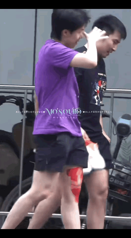 4月18日头哥体能训练累得眼睛都不睁不开了，走起路来一拐一拐的！
今天头哥体能训