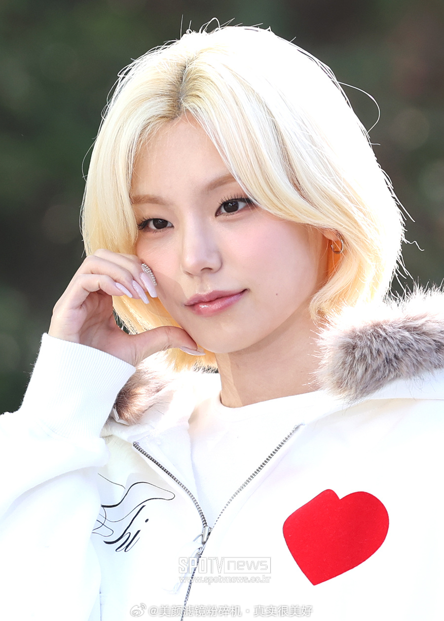 ITZY 黄礼志、崔智秀、申留真、李彩领、申有娜今日上班路新闻图 